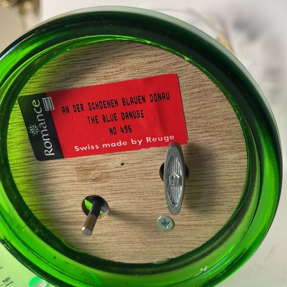 Souvenir music box. Green glass. Shaped as a wine glass. - Picture 5 of 5